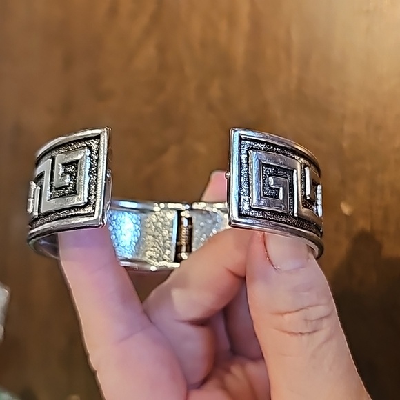 STUNNING VINTAGE GREEK KEY BRACELET - Picture 3 of 5